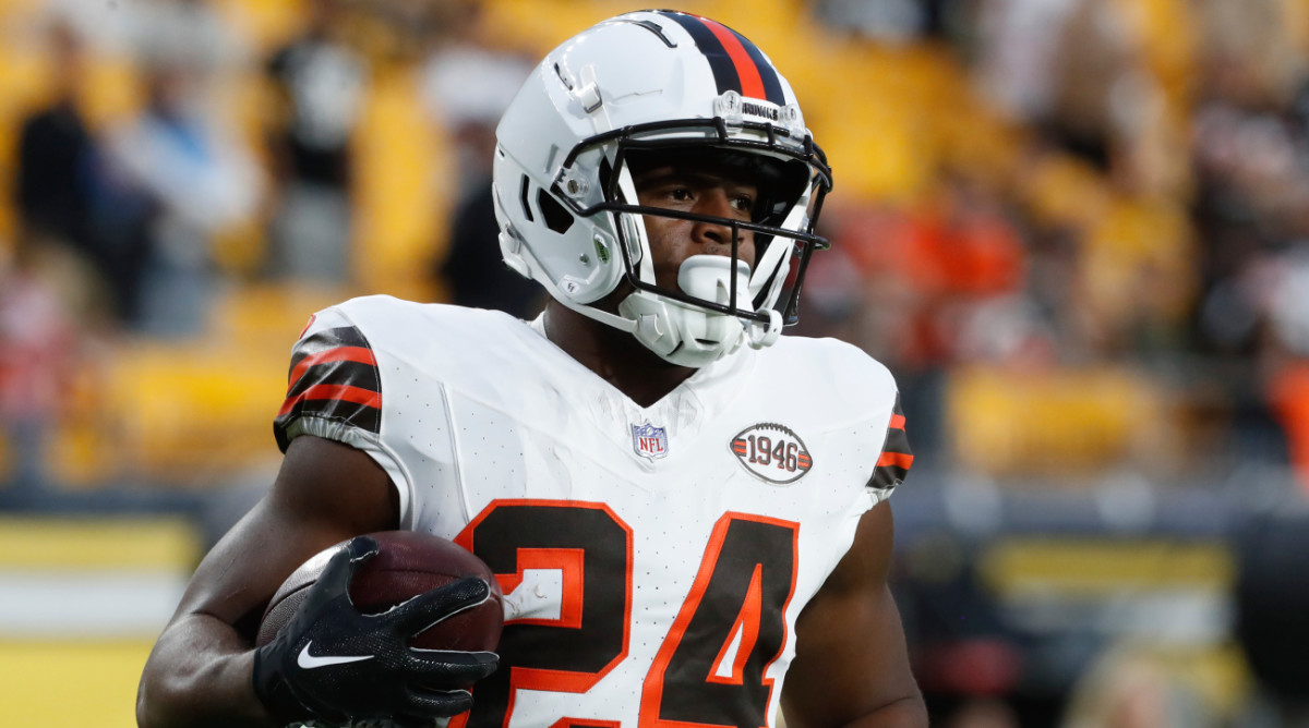 Browns running back Nick Chubb warms up before a game.
